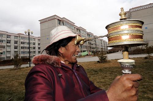 1月6日,拉薩首批廉租房住戶白瑪老阿媽在院里搖動(dòng)轉(zhuǎn)經(jīng)筒。 據(jù)了解,2008年西藏自治區(qū)在拉薩市和其他6個(gè)地區(qū)建設(shè)了4564套廉租住房,部分城鎮(zhèn)低收入困難群眾住房條件得到改善。 西藏目前的廉租住房制度主要針對國有企業(yè)住房困難職工和城鎮(zhèn)最低收入住房困難家庭,通過發(fā)放租賃住房補(bǔ)貼和實(shí)物配租兩種方式實(shí)施。 西藏還將擴(kuò)大廉租住房的受益人群和建設(shè)地區(qū)。從2009年到2010年末,西藏將逐步把廉租住房保障對象由目前的城鎮(zhèn)最低收入家庭擴(kuò)大到城鎮(zhèn)低收入家庭。 新華社記者 覺果 攝