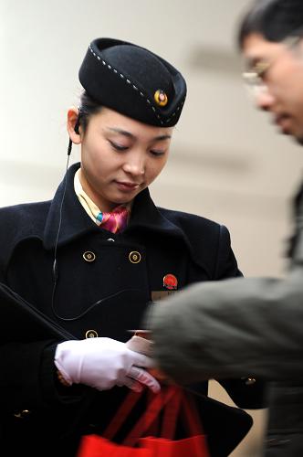 1月8日,長沙開往北京西的Z17列車女子乘務組乘務員為一名旅客服務。 新華社記者 趙眾志 攝