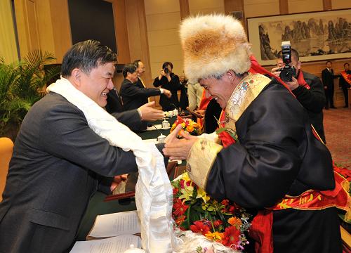1月9日,衛(wèi)生部部長(zhǎng)陳竺(左一)為榮獲“全國(guó)優(yōu)秀鄉(xiāng)村醫(yī)生”榮譽(yù)稱號(hào)的代表頒發(fā)獎(jiǎng)牌。當(dāng)日,在北京舉行的全國(guó)衛(wèi)生工作會(huì)議上,200名鄉(xiāng)村醫(yī)生榮獲“全國(guó)優(yōu)秀鄉(xiāng)村醫(yī)生”榮譽(yù)稱號(hào)。 新華社記者 何俊昌 攝