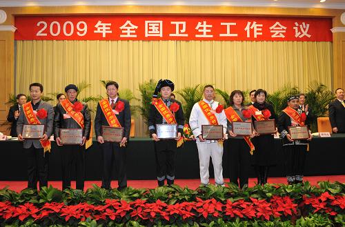 1月9日,榮獲“全國(guó)優(yōu)秀鄉(xiāng)村醫(yī)生”榮譽(yù)稱號(hào)的代表合影。 新華社記者 何俊昌 攝