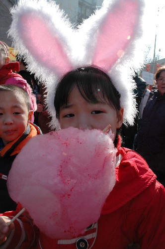 2月9日,北京廠甸廟會(huì)上,小姑娘大吃棉花糖。大年初三,陽光和暖,北京廠甸廟會(huì)熙熙攘攘。市民、游客大都舉家出游,真?zhèn)€是老幼同樂,親情融融。新華社記者楊嘉理攝