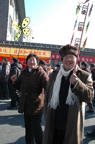 2月9日,北京廠甸廟會(huì)上,從湖北來京旅游的老兩口玩得很開心。新華社記者楊嘉理攝