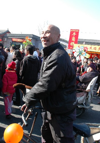 2月9日,北京廠甸廟會(huì)上的民俗表演把李大爺逗樂了。李大爺自我介紹1930年出生,家住廠甸5號(hào)。新華社記者楊嘉理攝