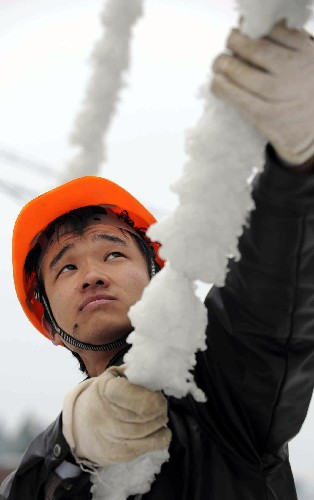 2月9日,在貴州省開陽縣城關(guān)鎮(zhèn)因雪凝災(zāi)害造成的10千伏農(nóng)網(wǎng)輸電線路損毀現(xiàn)場,貴州電網(wǎng)公司開陽供電局的電力搶險人員在搶修損毀線路。 因受雪凝災(zāi)害襲擊,貴州省開陽縣農(nóng)電網(wǎng)大面積損毀,全縣大部分鄉(xiāng)鎮(zhèn)斷電。為確保廣大群眾春節(jié)用電,開陽供電局400多名電力職工克服嚴寒、山高坡陡等困難,節(jié)日期間晝夜奮戰(zhàn)在搶險第一線。截至2月9日,開陽縣2171個斷電的村民小組已有1358個恢復(fù)供電。 新華社記者 楊楹 攝