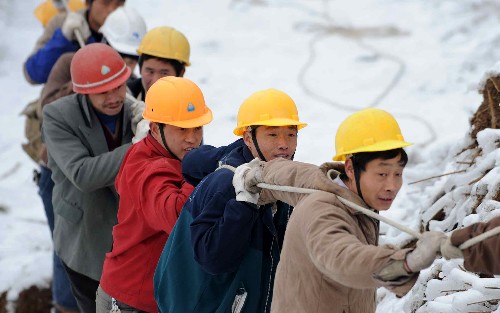 2月9日,在貴州省開陽縣城關(guān)鎮(zhèn)因雪凝災(zāi)害造成的10千伏農(nóng)網(wǎng)輸電線路損毀現(xiàn)場,貴州電網(wǎng)公司開陽供電局的電力搶險人員在搶修損毀線路。 新華社記者 楊楹 攝