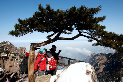 2月8日,幾名游客在黃山風(fēng)景區(qū)始信峰游覽。經(jīng)過(guò)20多天的雪凝凌凍等天氣,黃山風(fēng)景區(qū)開(kāi)始放晴,中外游客紛至沓來(lái),盡享黃山春光。 新華社發(fā)(潘成 攝)
