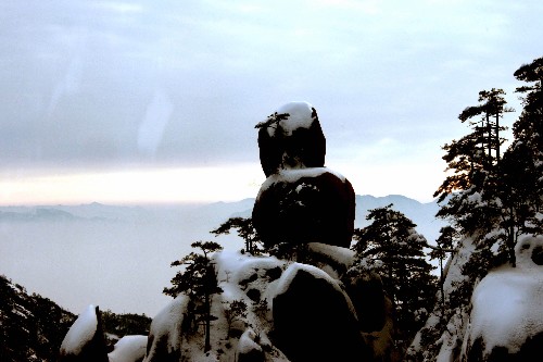 2月8日,黃山風(fēng)景區(qū)的奇石――“福娃”在消融的殘雪中挺立。經(jīng)過(guò)20多天的雪凝凌凍等天氣,黃山風(fēng)景區(qū)開(kāi)始放晴,中外游客紛至沓來(lái),盡享黃山春光。 新華社發(fā)(潘成 攝)