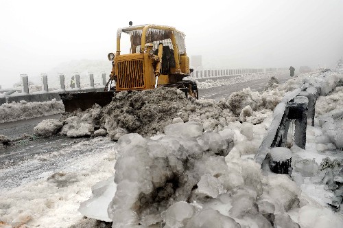 2008年1月,一場罕見的雨雪和冰凍天氣突襲我國南方,導(dǎo)致成千上萬等待回家過年的旅客滯留在機(jī)場、火車站、高速公路。 冰雪災(zāi)害不僅阻斷了他們回家的路,也考驗(yàn)著鐵路、交通、民航。在災(zāi)害面前,幾百萬鐵路、公路、民航工作人員挺身而出,奮力抗災(zāi),經(jīng)受住了冰雪災(zāi)害的考驗(yàn),也給人民交出了一份滿意的答卷。這是2月2日,一輛破冰車在京珠高速公路韶關(guān)大橋路段鏟除冰層。 新華社發(fā)