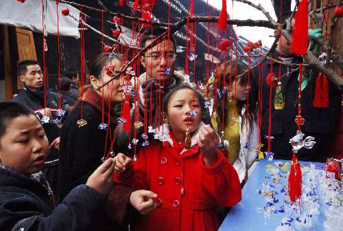 2月9日,游客在挑選鼠形飾品。隨著農(nóng)歷鼠年的到來,貴陽花溪區(qū)青巖古鎮(zhèn)商家推出各種以鼠為主題的手工飾品掛件,受到人們的歡迎。 新華社發(fā)(吳東俊 攝)