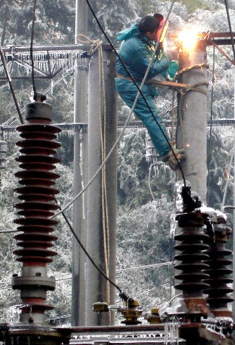 1月30日,江西省宜黃縣供電公司組織的“抗冰災,保供電”黨員突擊隊隊員在風雪里搶修線路。