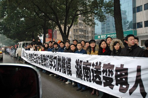 1月30日,羅海文、羅長明、周景華三位烈士的靈車駛往長沙市殯儀館,很多長沙市民等候在路旁為他們送行。羅海文、羅長明、周景華三位烈士生前是湖南省電力公司送變電建設公司職工。1月26日,他們冒著嚴寒,不顧危險,在500千伏輸電線路上進行人工除冰。因鐵塔不堪冰雪重負發(fā)生坍塌,正在43號鐵塔上進行人工除冰作業(yè)的羅海文、羅長明、周景華不幸壯烈犧牲。1月28日,三位同志被湖南省人民政府追認為烈士。