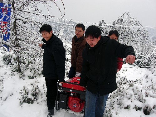 這是中國(guó)電信江西宜黃分公司的職工將柴油發(fā)電機(jī)送到棠陰鎮(zhèn)大河村,為當(dāng)?shù)赝ㄐ盘峁┍U希?月2日攝)。 新華社發(fā)