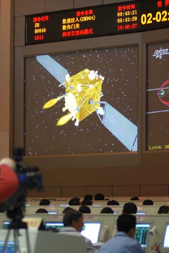 11月2日,北京航天飛行控制中心指控大廳顯示屏上顯示出衛(wèi)星發(fā)動(dòng)機(jī)點(diǎn)火的三維動(dòng)畫圖像。 當(dāng)日10時(shí)25分到33分,北京航天飛行控制中心成功對(duì)嫦娥一號(hào)衛(wèi)星實(shí)施了首次軌道中途修正。 新華社記者 田兆運(yùn) 攝