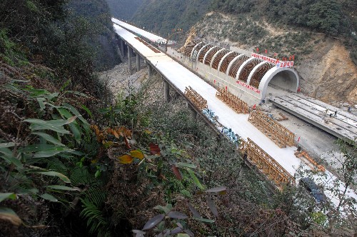 這是已經(jīng)完成大部分施工的龍瀑隧道(11月24日攝)。 正在建設(shè)中的國家高速公路干線網(wǎng)工程黃(山)塔(嶺)桃(林)高速公路位于安徽、浙江、江西三省交界地區(qū),大部分路段穿越皖南山區(qū)。為了保護沿途環(huán)境和生態(tài),安徽省公路設(shè)計部門和中科院武漢巖石研究所專家創(chuàng)新設(shè)計,對高速公路中的龍瀑隧道采取了半明半暗、通透式拱形肋梁結(jié)構(gòu)的建造方案。目前,龍瀑隧道主體工程已經(jīng)進入最后階段,巖石結(jié)構(gòu)和地質(zhì)狀況穩(wěn)定,周圍景觀保護良好。 新華社記者王雷攝