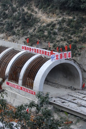 這是嵌入山體中的隧道一角(11月24日攝)。 正在建設(shè)中的國家高速公路干線網(wǎng)工程黃(山)塔(嶺)桃(林)高速公路位于安徽、浙江、江西三省交界地區(qū),大部分路段穿越皖南山區(qū)。為了保護沿途環(huán)境和生態(tài),安徽省公路設(shè)計部門和中科院武漢巖石研究所專家創(chuàng)新設(shè)計,對高速公路中的龍瀑隧道采取了半明半暗、通透式拱形肋梁結(jié)構(gòu)的建造方案。目前,龍瀑隧道主體工程已經(jīng)進入最后階段,巖石結(jié)構(gòu)和地質(zhì)狀況穩(wěn)定,周圍景觀保護良好。 新華社記者王雷攝