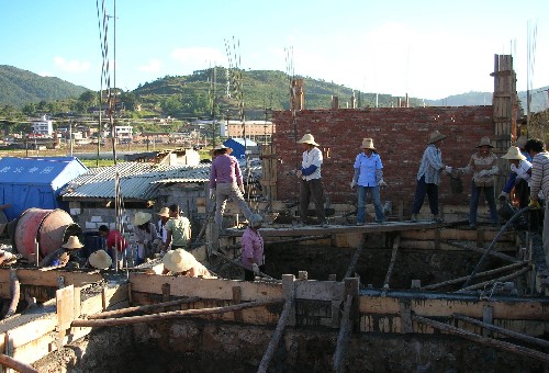 寧洱縣災(zāi)民在重建家園(11月17日攝)。今年6月3日發(fā)生的云南寧洱6.4級地震一度讓這里成為滿目瘡痍的廢墟。五個多月后的今天,這里已經(jīng)成了一個熱氣騰騰的大工地,災(zāi)區(qū)人民在黨委、政府的幫助下,自力更生,積極開展生產(chǎn)自救,為重建美好家園而努力。 新華社記者 吳晶晶 攝