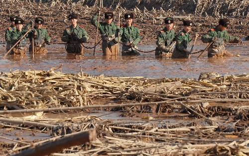 11月27日,武警鞍山支隊的官兵在事故現(xiàn)場搜救。當(dāng)日,遼寧海城 “11·25”尾礦庫潰堤事故搜救指揮人員向新華社記者證實,經(jīng)過反復(fù)核查,事故造成的死亡和失蹤人員共為16人。 據(jù)介紹,經(jīng)過連續(xù)兩天的搜救,截至27日12時,現(xiàn)場共找到10具遇難者遺體,目前還有6人失蹤。 新華社記者謝環(huán)馳攝