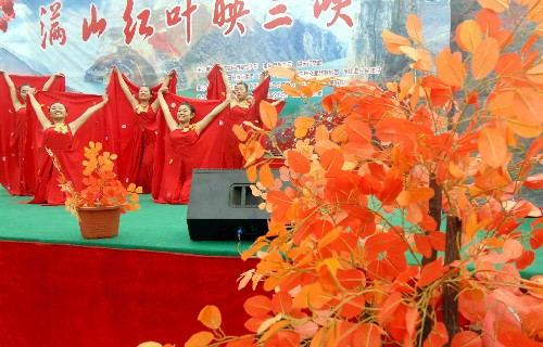 11月28日,在重慶巫山縣舉行的“中國(guó)重慶首屆長(zhǎng)江三峽紅葉節(jié)”開幕式上,演員在表演歌舞《巫山紅葉》。巫山境內(nèi)有巫峽、小三峽等著名景點(diǎn),每年此時(shí),漫山遍野紅葉盛開,場(chǎng)景蔚為壯觀。據(jù)悉,本屆紅葉節(jié)期間將有五至十萬人專程到巫山觀賞紅葉。 新華社記者 李曉果 攝