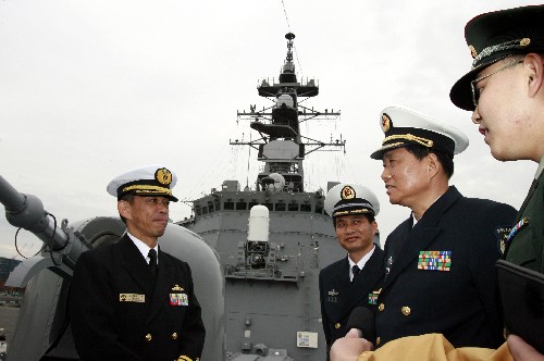 11月28日,中國人民解放軍海軍軍艦出訪指揮員、南海艦隊(duì)副司令員肖新年少將(右二)、“深圳”號(hào)艦長朱建達(dá)上校(右三)在參觀日本海上自衛(wèi)隊(duì)護(hù)衛(wèi)艦“雷”號(hào)時(shí),與該艦艦長宮崎守(左)交談。當(dāng)天,中國人民解放軍海軍“深圳”號(hào)導(dǎo)彈驅(qū)逐艦抵達(dá)東京,開始對(duì)日本進(jìn)行為期4天的友好訪問。“深圳”艦官兵登上日本海上自衛(wèi)隊(duì)護(hù)衛(wèi)艦“雷”號(hào)參觀,與日艦官兵相互交流,增進(jìn)了解。 新華社記者任正來攝