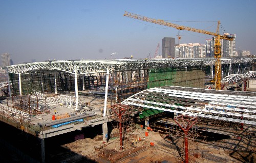 11月30日拍攝的天津站交通樞紐高架候車室主體工程建設(shè)工地。 當(dāng)日,天津站交通樞紐高架候車室主體工程基本完工,建成后的候車室面積近2萬平方米,能為旅客提供一個(gè)寬敞舒適的候車環(huán)境。天津站交通樞紐工程總建筑面積為45萬平方米,是集普速鐵路、京津城際鐵路、京山客運(yùn)專線、京滬高速鐵路、城市軌道交通、公交中心以及客運(yùn)集散功能于一體的大型綜合項(xiàng)目。 新華社發(fā)(楊寶森 攝)