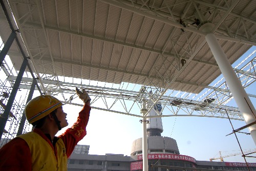 11月30日,一名安檢人員對天津站交通樞紐高架候車室工程進(jìn)行檢查。當(dāng)日,天津站交通樞紐高架候車室主體工程基本完工,建成后的候車室面積近2萬平方米,能為旅客提供一個(gè)寬敞舒適的候車環(huán)境。天津站交通樞紐工程總建筑面積為45萬平方米,是集普速鐵路、京津城際鐵路、京山客運(yùn)專線、京滬高速鐵路、城市軌道交通、公交中心以及客運(yùn)集散功能于一體的大型綜合項(xiàng)目。 新華社發(fā)(楊寶森 攝)