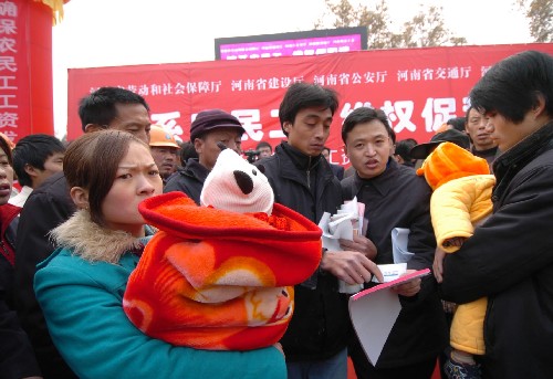 11月30日,幾名農(nóng)民工在投訴拖欠工資問(wèn)題。 當(dāng)日,河南省勞動(dòng)和社會(huì)保障廳聯(lián)合多家單位在鄭州市紫荊山廣場(chǎng)現(xiàn)場(chǎng)受理農(nóng)民工工資拖欠舉報(bào)投訴,并為農(nóng)民工提供法律咨詢。今年前3季度,河南共為20多萬(wàn)農(nóng)民工追回拖欠工資款1.5億多元。 新華社記者趙鵬攝