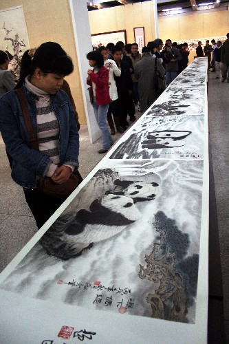 12月14日,32米長(zhǎng)的《團(tuán)團(tuán)圓圓情誼圖》亮相熊貓文化節(jié)書(shū)畫(huà)展。 當(dāng)日,紀(jì)念熊貓入閩30周年暨中國(guó)福州第三屆熊貓文化節(jié)書(shū)畫(huà)展在福建省畫(huà)院舉行。書(shū)畫(huà)展展出以保護(hù)大熊貓為主題的書(shū)畫(huà)作品近百幅,作品將捐給福州熊貓藝術(shù)館收藏。 新華社發(fā)(鄭帥 攝)