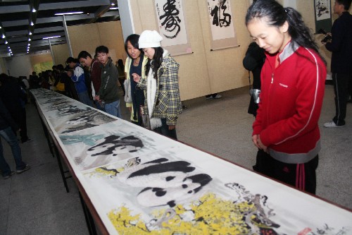 12月14日,32米長(zhǎng)的《團(tuán)團(tuán)圓圓情誼圖》亮相熊貓文化節(jié)書(shū)畫(huà)展。 當(dāng)日,紀(jì)念熊貓入閩30周年暨中國(guó)福州第三屆熊貓文化節(jié)書(shū)畫(huà)展在福建省畫(huà)院舉行。書(shū)畫(huà)展展出以保護(hù)大熊貓為主題的書(shū)畫(huà)作品近百幅,作品將捐給福州熊貓藝術(shù)館收藏。 新華社發(fā)(鄭帥 攝)