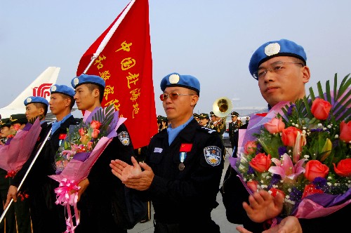 12月15日,赴海地維和警察防暴隊的隊員們在歡迎儀式上接受鮮花和祝福。當(dāng)日,由廣東邊防總隊獨立組建的中國第五支赴海地維和警察防暴隊95名隊員順利完成使命,載譽回國。該支隊伍在海地首都太子港執(zhí)行武裝警衛(wèi)、武裝執(zhí)法和培訓(xùn)當(dāng)?shù)匚溲b警察的8個月中工作出色,被聯(lián)合國秘書長潘基文譽為“和平的使者,中國的驕傲”。 新華社記者 周文杰 攝
