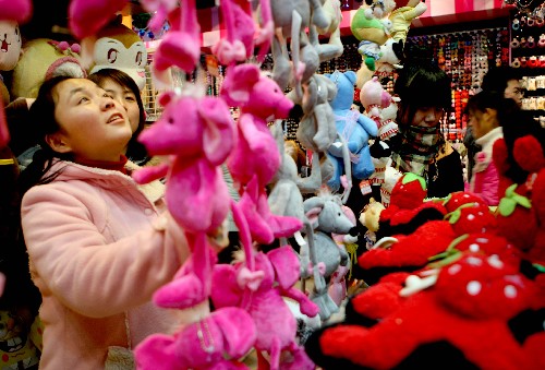 2007年,我國居民消費價格指數(shù)(CPI)不斷攀高。國家統(tǒng)計局總經(jīng)濟師姚景源預(yù)計,全年CPI漲幅可能在4.7%左右,這將是1996年以來的年度最高漲幅。這不僅突破了年初確定的3%以內(nèi)的漲幅目標(biāo),也遠高于去年1.5%的漲幅。 這是2007年12月25日,安徽淮北市民在商店選購?fù)婢摺? 新華社發(fā)