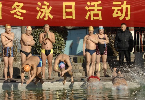 1月1日,冬泳愛(ài)好者跳入水中。當(dāng)天是“全國(guó)冬泳日”,石家莊市冬泳協(xié)會(huì)組織200多名冬泳愛(ài)好者在石家莊市平安公園舉行了冬泳慶新年活動(dòng),引導(dǎo)廣大群眾積極參與全民健身活動(dòng)之中。 新華社記者楊世堯攝