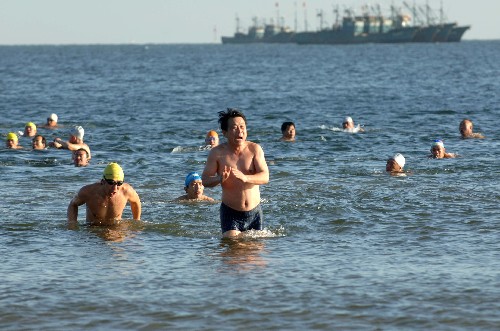 1月1日,冬泳愛(ài)好者在秦皇島東山浴場(chǎng)進(jìn)行冬泳。 當(dāng)日,河北省秦皇島市舉辦了“全民健身與奧運(yùn)同行”第20屆新年冬泳表演大會(huì),吸引了200多名冬泳愛(ài)好者參加。 新華社記者鞏志宏攝