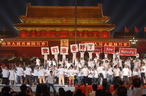 2007年8月8日,百名歌手一起演唱北京奧運會倒計時一周年主題歌《我們準備好了》。當晚,北京2008年奧運會倒計時一周年慶?;顒釉谔彀查T廣場舉行。 新華社記者羅曉光攝