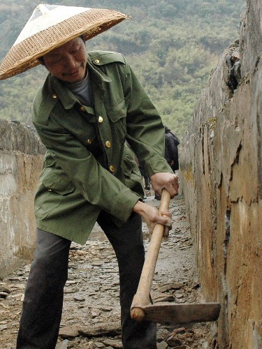 2月19日,廣西灌陽(yáng)縣水東鄉(xiāng)農(nóng)民在修補(bǔ)水渠的防滲墻。 廣西灌陽(yáng)縣的水東水庫(kù)灌溉工程基礎(chǔ)設(shè)施在今年冰凍災(zāi)害中嚴(yán)重?fù)p壞,工程渠道塌方28處,防滲墻被毀數(shù)十公里。連日來(lái),當(dāng)?shù)馗刹咳罕妸^力搶修,確保春耕用水暢通。 新華社發(fā) (王軍偉攝)