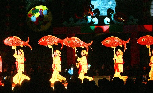 2月20日晚,由蘇州胥江老媽媽組成的鯉魚(yú)表演隊(duì)在古胥門(mén)廣場(chǎng)進(jìn)行巡游表演。當(dāng)日,“2008錦繡天堂元宵燈會(huì)”系列展演活動(dòng)在蘇州古運(yùn)河畔拉開(kāi)帷幕,現(xiàn)場(chǎng)舉行的賞花燈、猜燈謎等豐富多彩的民俗表演活動(dòng),吸引了近萬(wàn)市民和中外游客參與。 新華社發(fā)(王建中 攝)