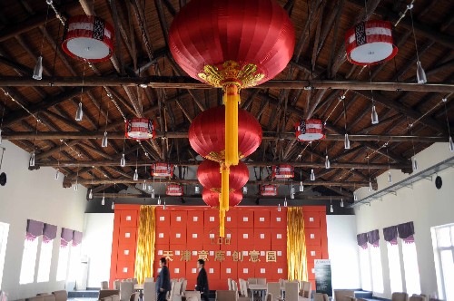 天津市意庫創(chuàng)意產(chǎn)業(yè)園區(qū)內(nèi)經(jīng)過改造的一間倉庫內(nèi)景(攝于2月19日)。意庫創(chuàng)意園是在天津外貿(mào)地毯廠老廠的原址上建立的。 天津市擁有大量老車間、老廠房、老倉庫。從2006年開始,天津市內(nèi)各區(qū)把現(xiàn)在的工業(yè)遺址利用起來,在老廠的基礎(chǔ)上進行藝術(shù)設(shè)計和外貌改造,集中發(fā)展化工設(shè)計、工業(yè)設(shè)計、建筑設(shè)計、工藝美術(shù)設(shè)計、園林園藝設(shè)計、咨詢策劃、文化傳媒、時尚消費等創(chuàng)意產(chǎn)業(yè),形成以文化為內(nèi)容、以科技為載體、以創(chuàng)意為核心的創(chuàng)意產(chǎn)業(yè)發(fā)展模式,成為天津新的經(jīng)濟增長點。 新華社記者 王曄彪 攝