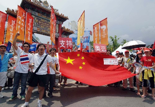 4月19日,當(dāng)?shù)厝A人華僑和中國(guó)留學(xué)生在圣火傳遞起點(diǎn)――曼谷唐人街耀華力路的中國(guó)門迎接圣火。當(dāng)日,北京奧運(yùn)會(huì)圣火傳遞活動(dòng)在泰國(guó)首都曼谷舉行。這是北京奧運(yùn)會(huì)圣火境外傳遞的第十二站。 新華社記者公磊攝