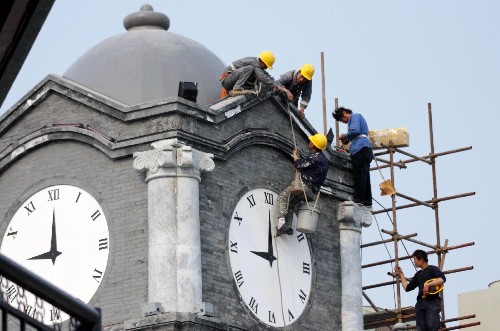 4月18日,工人在改造中的北京前門大街一處古建筑上施工。 近日,鳥籠、冰糖葫蘆等具有老北京特色的路燈紛紛在改造施工中的北京前門大街現(xiàn)身。北京前門大街改造工程即將完工,將于今年“五一”亮相。 新華社發(fā)(吳長青 攝)