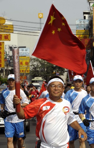 4月19日,火炬手蘇約爾育(音譯)手持火炬?zhèn)鬟f。當(dāng)日,北京奧運(yùn)會(huì)圣火傳遞活動(dòng)在泰國(guó)曼谷舉行。這是北京奧運(yùn)會(huì)圣火境外傳遞的第十二站。 新華社記者戚恒攝