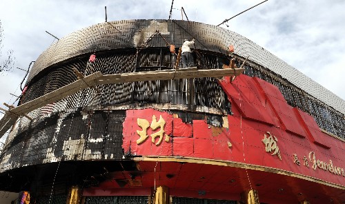 拉薩“3·14”事件中受損商鋪正在維修(攝于4月18日)。在拉薩“3·14”事件中,許多商鋪和民房被不同程度損毀,為幫助居民和商戶恢復(fù)正常生活和經(jīng)營(yíng),經(jīng)自治區(qū)人民政府批準(zhǔn),政府將對(duì)拉薩“3·14”事件中受損民房、商鋪修復(fù)按照建筑結(jié)構(gòu)、受損程度分類給予定額補(bǔ)助。 據(jù)介紹,民房、商鋪受損程度將分為需要重建、需要修復(fù)和輕微受損3類,由拉薩市人民政府組織專門機(jī)構(gòu)確認(rèn)。補(bǔ)助資金由西藏自治區(qū)財(cái)政承擔(dān)60%,拉薩市財(cái)政承擔(dān)40%。 新華社記者 李文攝