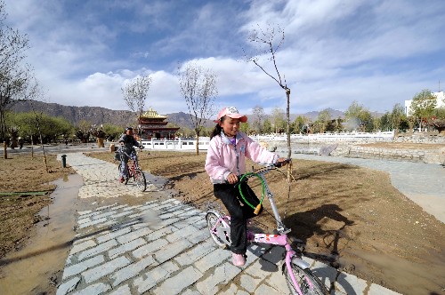 4月19日,兩名孩子在新建的羅布林卡綠化廣場(chǎng)上騎自行車(chē)。新建的羅布林卡綠化廣場(chǎng)即將竣工,定于5月1日對(duì)外開(kāi)放。2007年年初,國(guó)家投資7000多萬(wàn)元對(duì)羅布林卡整體占地及水系進(jìn)行全面建設(shè),同時(shí)對(duì)羅布林卡公園周邊環(huán)境進(jìn)行大力整治。新建的羅布林卡綠化廣場(chǎng)環(huán)境優(yōu)美,具有西藏傳統(tǒng)建筑特色。 新華社記者覺(jué)果攝