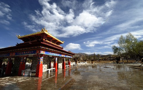 羅布林卡綠化廣場(chǎng)內(nèi)一處具有藏族建筑特色的閣樓(4月19日攝)。新建的羅布林卡綠化廣場(chǎng)即將竣工,定于5月1日對(duì)外開(kāi)放。2007年年初,國(guó)家投資7000多萬(wàn)元對(duì)羅布林卡整體占地及水系進(jìn)行全面建設(shè),同時(shí)對(duì)羅布林卡公園周邊環(huán)境進(jìn)行大力整治。新建的羅布林卡綠化廣場(chǎng)環(huán)境優(yōu)美,具有西藏傳統(tǒng)建筑特色。 新華社記者覺(jué)果攝