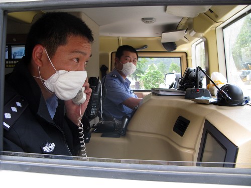 5月18日,兩名警察在指揮車上與北京通話。 一種可以邊越野行走,邊拍攝畫面,并利用衛(wèi)星與公安部隨時(shí)保持聲像聯(lián)絡(luò)的“動(dòng)動(dòng)通”指揮車進(jìn)入重災(zāi)區(qū),現(xiàn)在已經(jīng)開始指揮防疫、治安管理等項(xiàng)工作。 新華社記者 唐師曾 攝