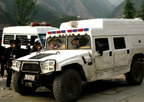這是在地震災(zāi)區(qū)拍攝的“動(dòng)動(dòng)通”指揮車(5月18日攝)。 一種可以邊越野行走,邊拍攝畫面,并利用衛(wèi)星與公安部隨時(shí)保持聲像聯(lián)絡(luò)的“動(dòng)動(dòng)通”指揮車進(jìn)入重災(zāi)區(qū),現(xiàn)在已經(jīng)開始指揮防疫、治安管理等項(xiàng)工作。 新華社記者 唐師曾 攝