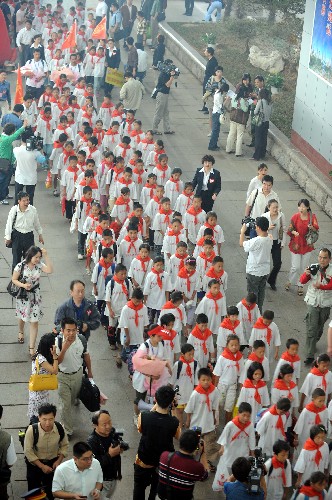 6月5日,災(zāi)區(qū)學(xué)生有秩序走出火車站。當(dāng)日,來自北川災(zāi)區(qū)擂鼓鎮(zhèn)的首批809名學(xué)生及40名教師乘專列抵達濟南過渡復(fù)學(xué),濟南拿出了4所可以食宿的學(xué)校來安置這些學(xué)生。 新華社記者 范長國 攝