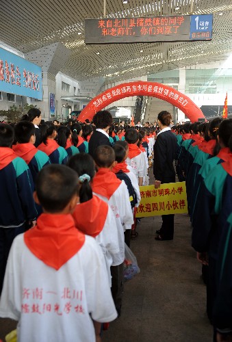 6月5日,來自北川災(zāi)區(qū)擂鼓鎮(zhèn)的首批809名學(xué)生及40名教師乘專列抵達濟南過渡復(fù)學(xué),濟南拿出了4所可以食宿的學(xué)校來安置這些學(xué)生。 新華社記者 范長國 攝