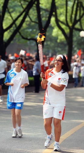 6月6日,火炬手查孔手持火炬?zhèn)鬟f。當(dāng)日,北京奧運(yùn)圣火在廣西桂林傳遞。 新華社記者邢廣利攝