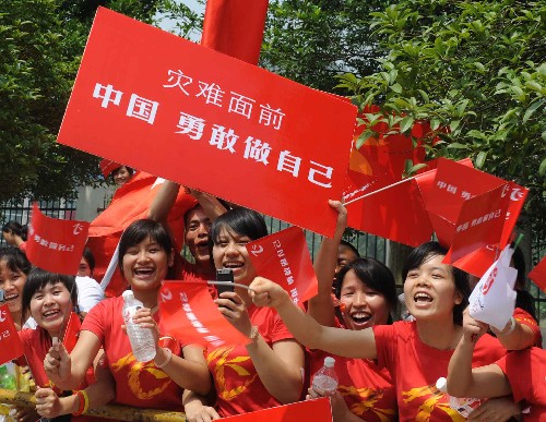 6月6日,歡迎奧運(yùn)圣火的群眾打出“災(zāi)難面前 中國(guó) 勇敢做自己”的標(biāo)語。當(dāng)日,北京奧運(yùn)圣火在廣西桂林傳遞。 新華社記者丁林?jǐn)z