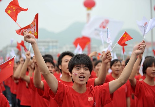 6月6日,群眾在桂林市國(guó)際會(huì)展中心為奧運(yùn)圣火傳遞加油助威。當(dāng)日,北京奧運(yùn)圣火在廣西桂林傳遞。 新華社記者周華攝