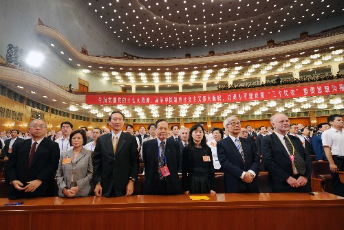 6月23日,中國科學(xué)院第十四次、中國工程院第九次院士大會在北京人民大會堂開幕。這是著名物理學(xué)家楊振寧(前排左四)等出席大會。 新華社記者 饒愛民 攝